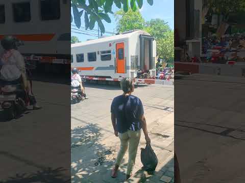 #shortvideo  #kai #indonesianrailroad #shortsvideo #train #palangpintuperlintasankeretaapiindonesia