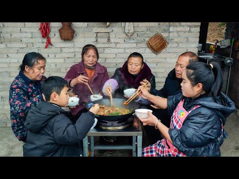 麻辣肥肠鸭，够辣够麻，一大家人围着锅边吃太香了【梅子美食】