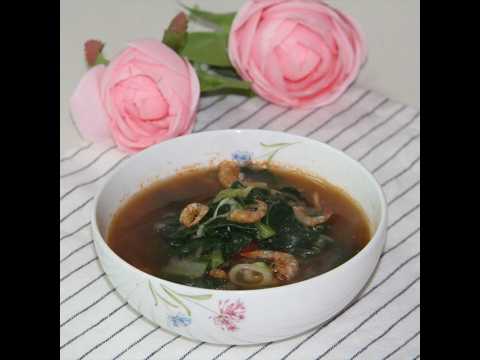 Making a more savory modern soybean paste soup with dried shrimp