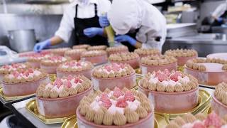 Christmas cake-making that draws hundreds into a huge line!