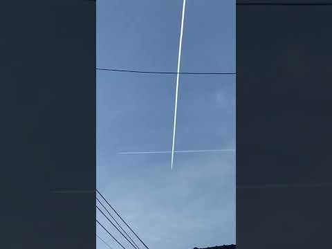 飛行機雲がクロスしていた