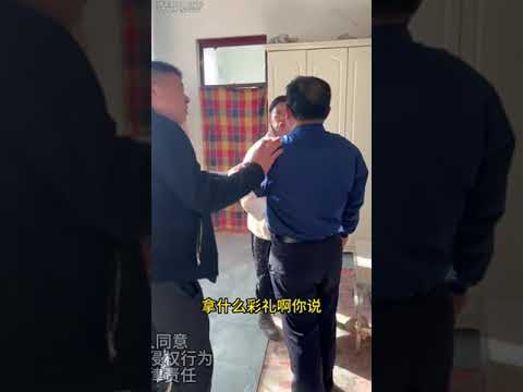 哥哥欠下赌债，竟然把妹妹卖给老头换取钱，浩楠及时阻拦解决！#家庭纠纷调解 #法律常识 #真实还原 #正能量