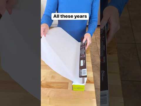 Easy way to tear parchment paper #bakinglove #parchmentpaper #holidaycooking #bakingtips