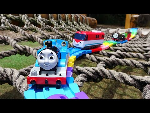 Thomas the Tank Engine Athletic Course ☆ Put Thomas and 꼬마버스타요 (Little Bustayo) on the carrier!