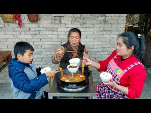 河里钓了两斤大眼睛鱼，做酸辣椒鱼火锅，酸辣可口真下饭【梅子美食】