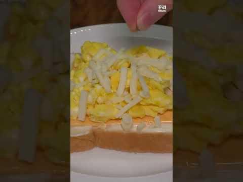 Super Easy Scrambled Egg Toast