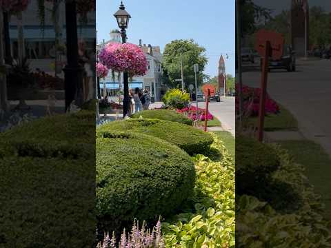 Charming Queen Street with the Memorial Clock Tower in Niagara-on-the-Lake, Ontario, Canada.