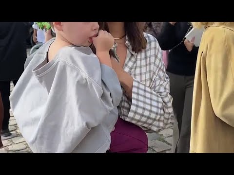 Emily Ratajkowski arrive au défilé Loewe avec son fils à la Fashion Week de Paris