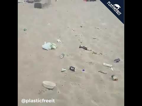 Spiaggia invasa di plastica e rifiuti dopo Ferragosto