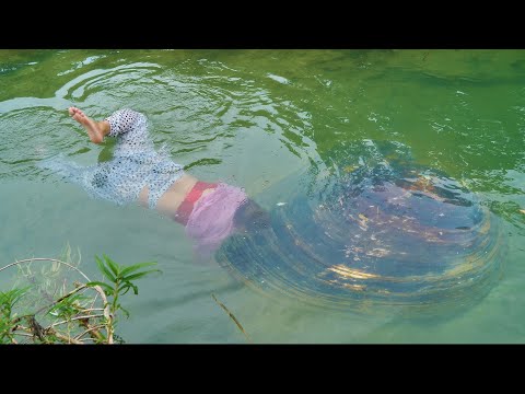 The girl dives into the water to catch clams, and the unique freshwater pearls are very charming