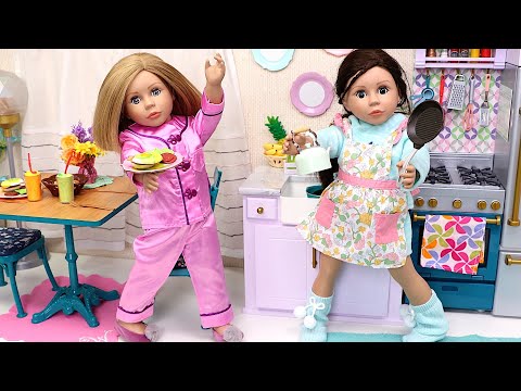 Cooking breakfast for my sister! PLAY DOLLS