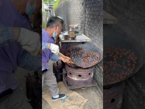 How to make Roasted chestnuts in a wok - Hong Kong Stree Food 街頭小食糖砂栗子 - 阿黃良鄉栗子 #localfood