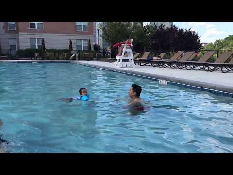 【2歳1ヶ月】パパとプール。潜ったり、ばた足で泳ぐ練習 / [2-year-old baby] swimming