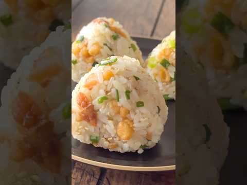 人気おにぎりシリーズ🍙海老天かすと梅干しの混ぜおにぎり🍙