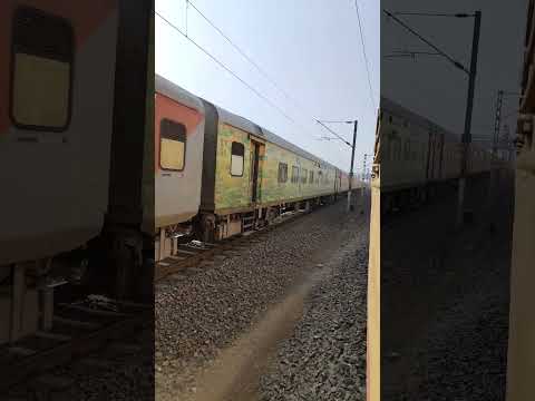 22724- Shri Ganganagar Hazur Saheb Nanded Express Overtake Passenger Train At Full Speed #shorts