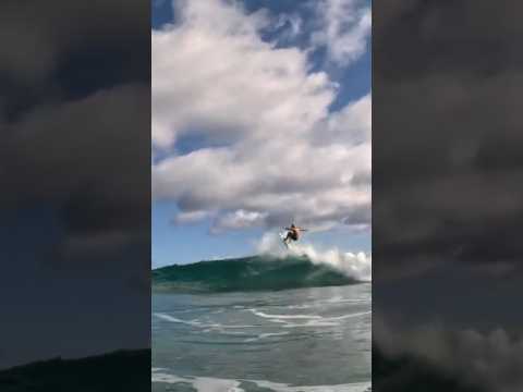 Going for an air #surfinghawaii #oahu #beach #surfers #wavesurf #surfer #shortboard #hop #waikiki