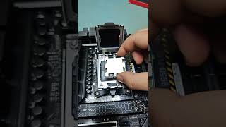 Installing AMD Ryzen 7 7800X3D in an AM5 socket Asus TUF mb #amd #pcmr #pcbuild #amd #7800x3d