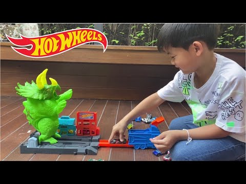 เฮียติน & เฮียเต - เล่น Hot Wheels City ล้มไดโนเสาร์!