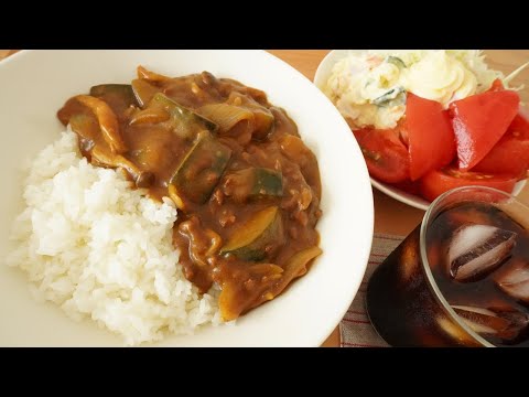 ズッキーニカレー　ポテトサラダと完熟トマト山盛り