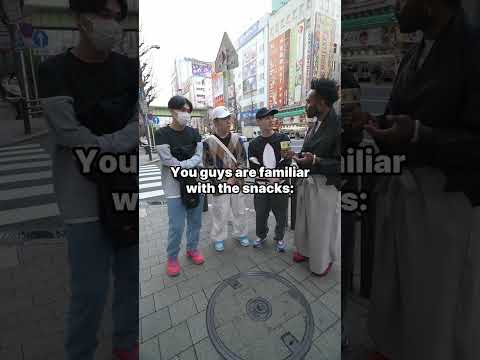 【KINOKO-TAKENOKO DOCCHI!?】in Akihabara Japan⑬　Which do you prefer? #shorts