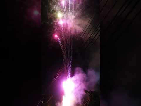 The firework show in Kulai, Johor residential area. 古来邻里区的烟花秀。