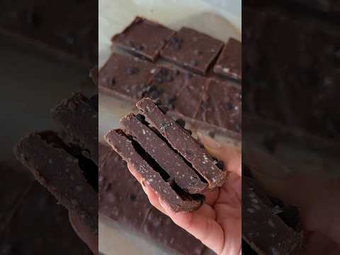 the easiest healthy no-bake dessert. one bowl no-bake brownie fudge