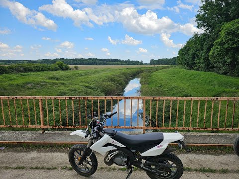 MOTORRAL REPTÉREN II BEREPÜLT A DARÁZS A SISAKOMBA... II