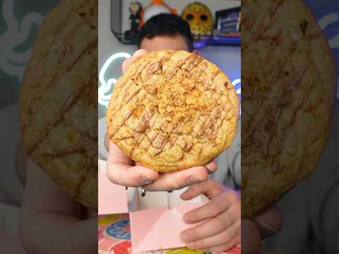 Peanut butter crisp Ft. Butterfingers Crumbl Cookies Review! 🍪 #crumblcookies #crumblreview