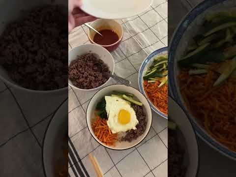 Making bibimbap with everything I have in the fridge 🍳 #koreanfood #easyrecipe #healthyfood #lunch