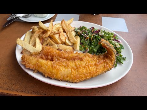 London, England 🏴󠁧󠁢󠁥󠁮󠁧󠁿 The Golden Chippy - Famous Fish and Chips in Greenwich Haddock and Cod Fish