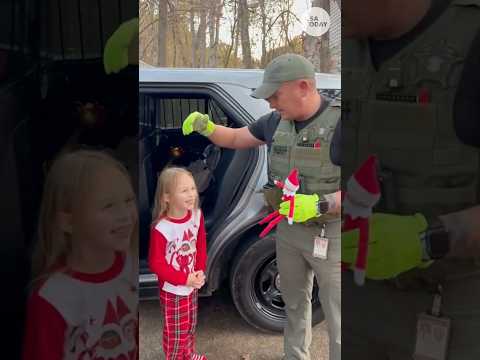 Watch this sheriff’s deputy return a lost elf to excited girl | Humankind #shorts #christmas