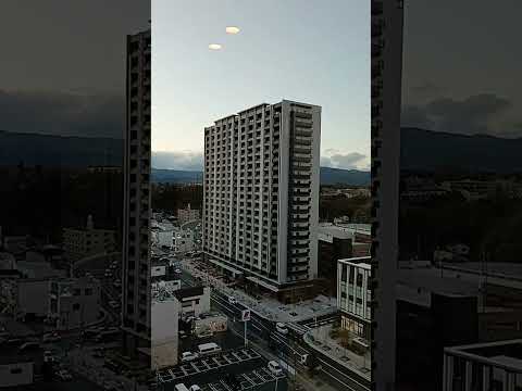 いわき市駅前再開ミッドタワー並木の杜シティ　高層マンション住宅棟 鉄筋コンクリート造21階建 216戸　国道399号　2025年1月26日引き渡し歩道工事も終了近しい　　ラトブ右折ライン新設