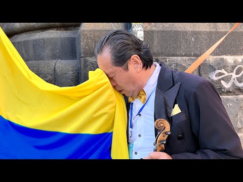 乌克兰国歌现场版，偶遇乌克兰游客，感动的泪奔！Live version of the Ukrainian national anthem, encounter Ukrainian tourists.