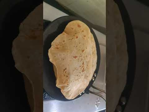 #maharashtrian style chapati triangle chapati लाटण्याची पद्धत पूर्ण फुगलेल्या १०चपात्या #shortvideo