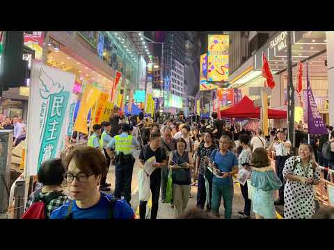 六四30年 市民一一手持白蜡烛照亮香港维园