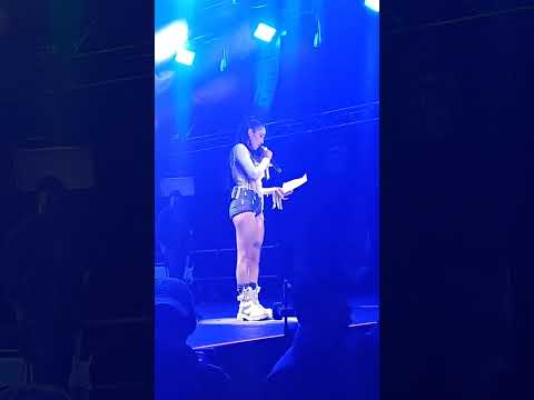 Maria Becerra leé la carta de un fan en medio concierto