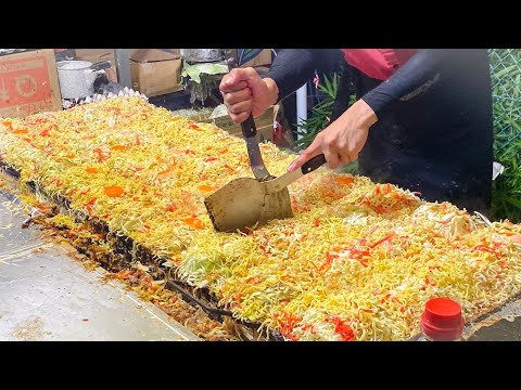 japanese street food - savory pancake okonomiyaki お好み焼き