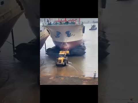 POWERFUL BULLDOZER PUSHED THE SHIP