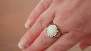 Can women wear signet rings?