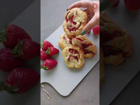 Quick and easy strawberry cake!  Delicious sweets #short video