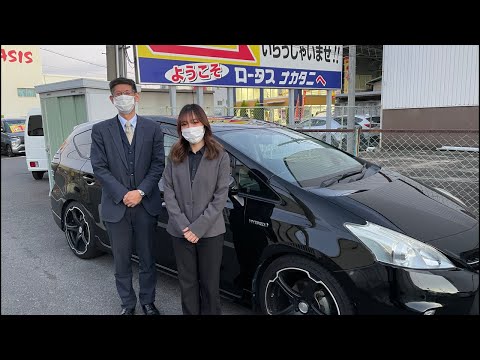 プリウスαの車内で…