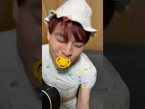 【バブタローの日常】おしゃぶり咥えてギターの弾き語り #funny #tiktok #shorts