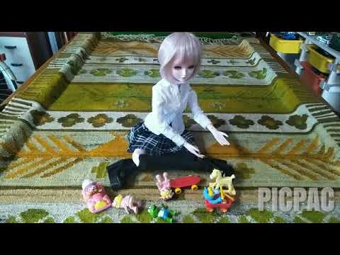 Stop motion.  BJD.  Sarah plays.