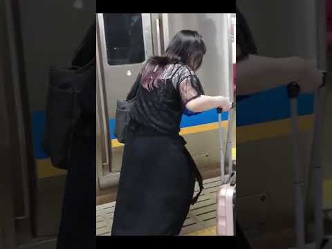 仙台駅で電車の切離しをしていて、若い女性駅員の注意を無視する乗客がいた。