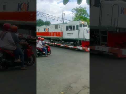 #shortvideo #fyp #railfans #shortsvideo #keretaindonesia #kai #indonesianrailways #train #short