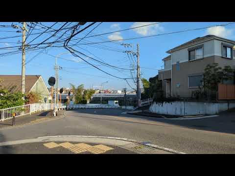 新幹線が高速で通り抜けるそのそばにあるラーメン屋さん