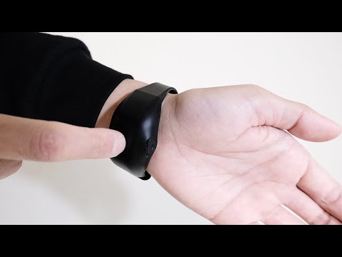 気づいたときに手首からシュッ！ スマートに除菌ができる SQUEEZYBAND Hand Sanitizer Wristband