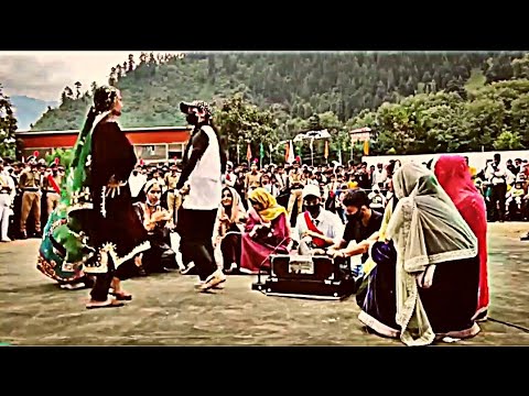 Kashmiri Girls Dance On road Famous Kashmiri Song || Boniyar Baramulla // KASHMIR LOVERS 🥀🥀//