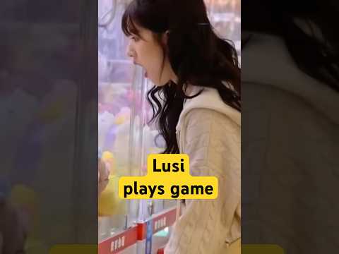 Lusi grabs plush bunnies  #zhaolusi #chineseactress #chinesedrama #achowtv