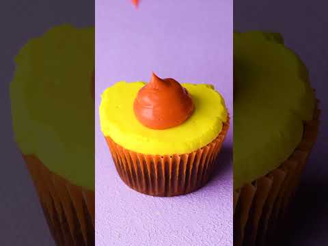 Trick or treat? 🎃These Jack-o'-lantern cupcakes are super sweet and spooky! 🧁